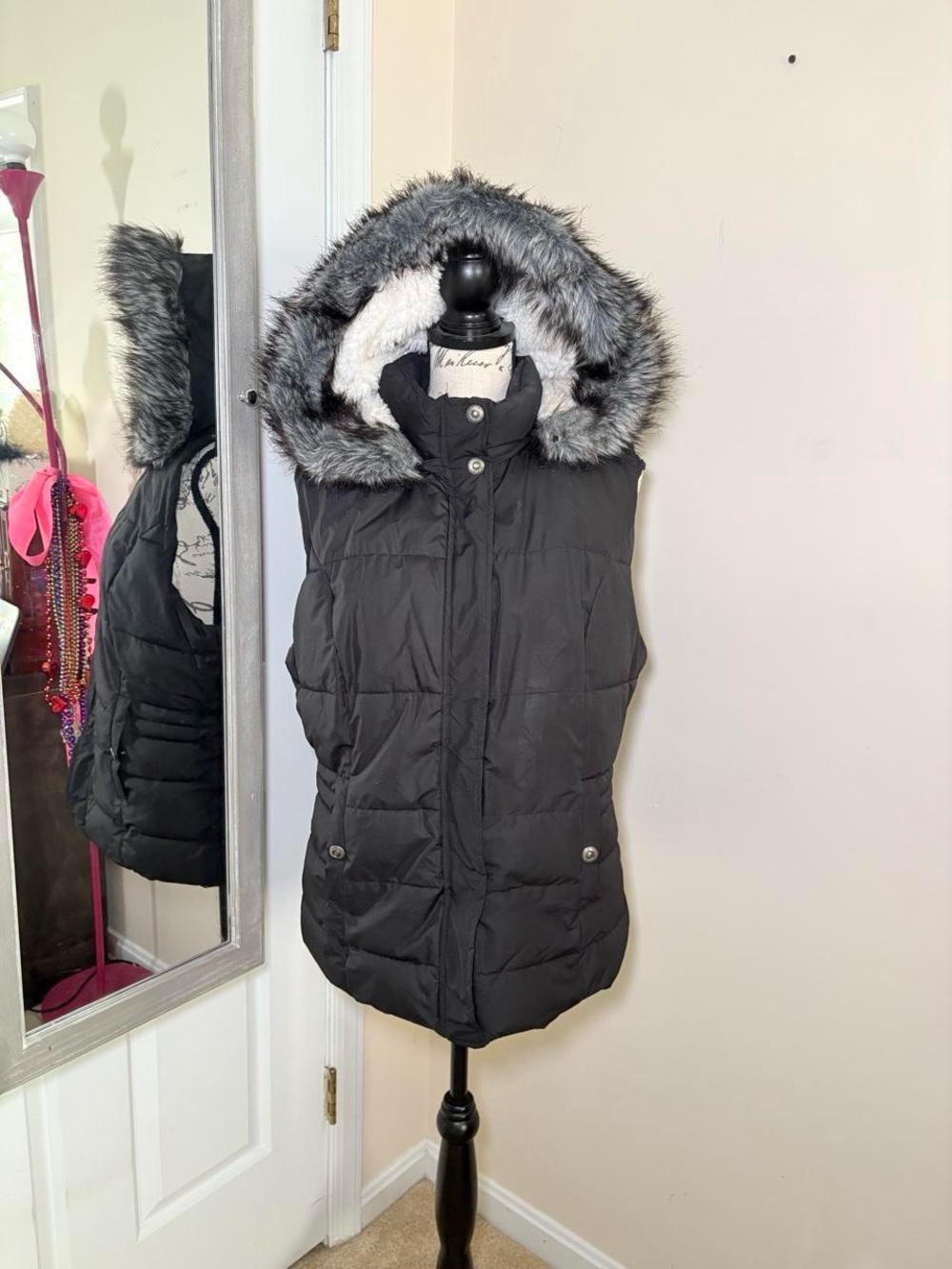 GreenTea Black Faux-Fur Trim Removable Hood Puffer Vest